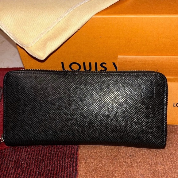 *LIKE NEW* -  LOUIS VUITTON ZIPPY VERTICAL TIAGA LEATHER (BLACK) - - Picture 2 of 11